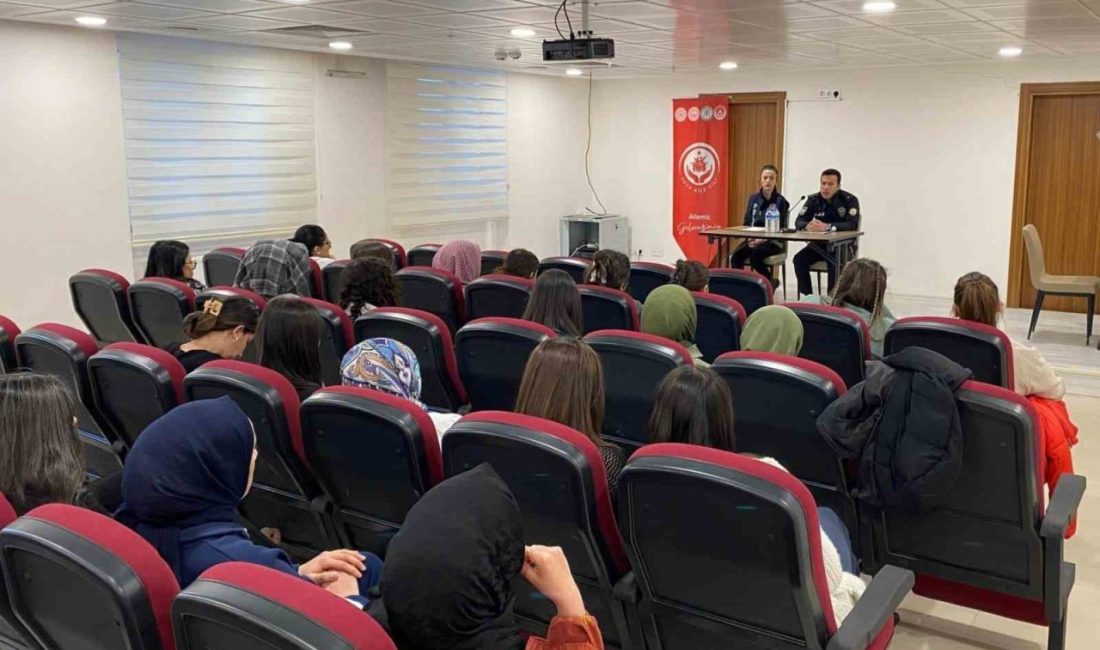 “Kariyer Günleri Projesi” kapsamında üniversite öğrencilerine seminer düzenlendi “Kariyer Günleri Projesi” kapsamında Erzincan’ın Refahiye ilçesinde 60 üniversite öğrencisi