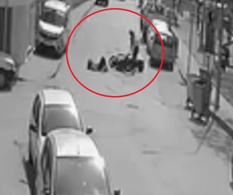 Bursa’da motosikletli kurye, cadde üzerinde yürüyen bir kadına çarptıktan sonra