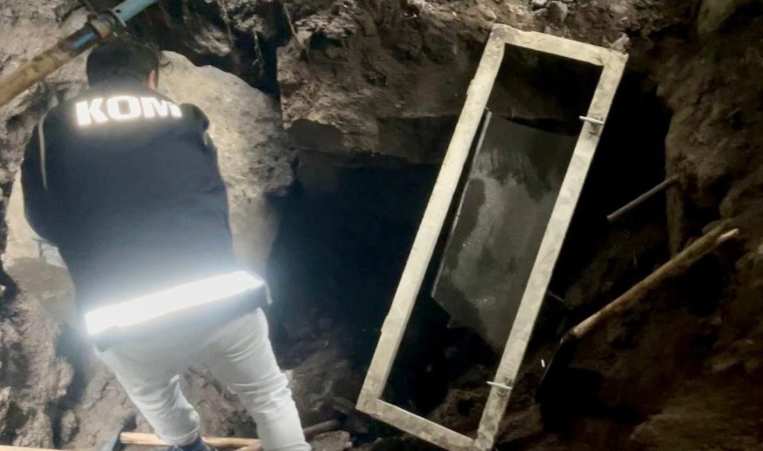 Kars’ta define avcıları suçüstü yakalandı Kars’ta kaçak kazı yapan 6 kişi KOM ekiplerince suçüstü yakalandı.