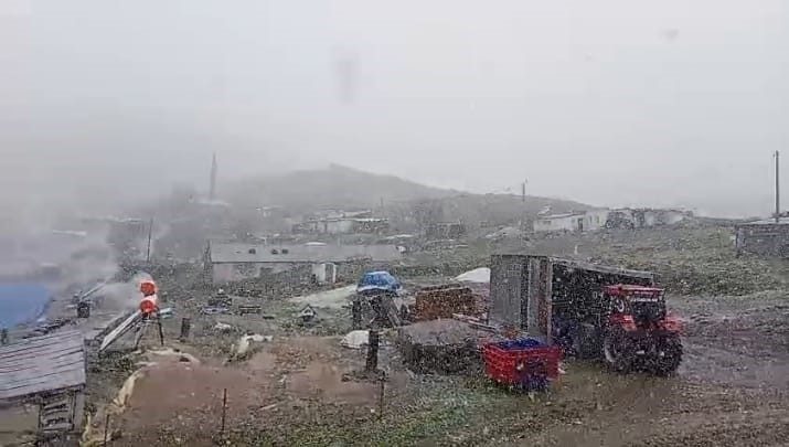 Kars’ta Mayıs ortasında kar sürprizi Kars’ta günlerdir etkili olan kasvetli hava, sabah saatlerinde yerini kar
