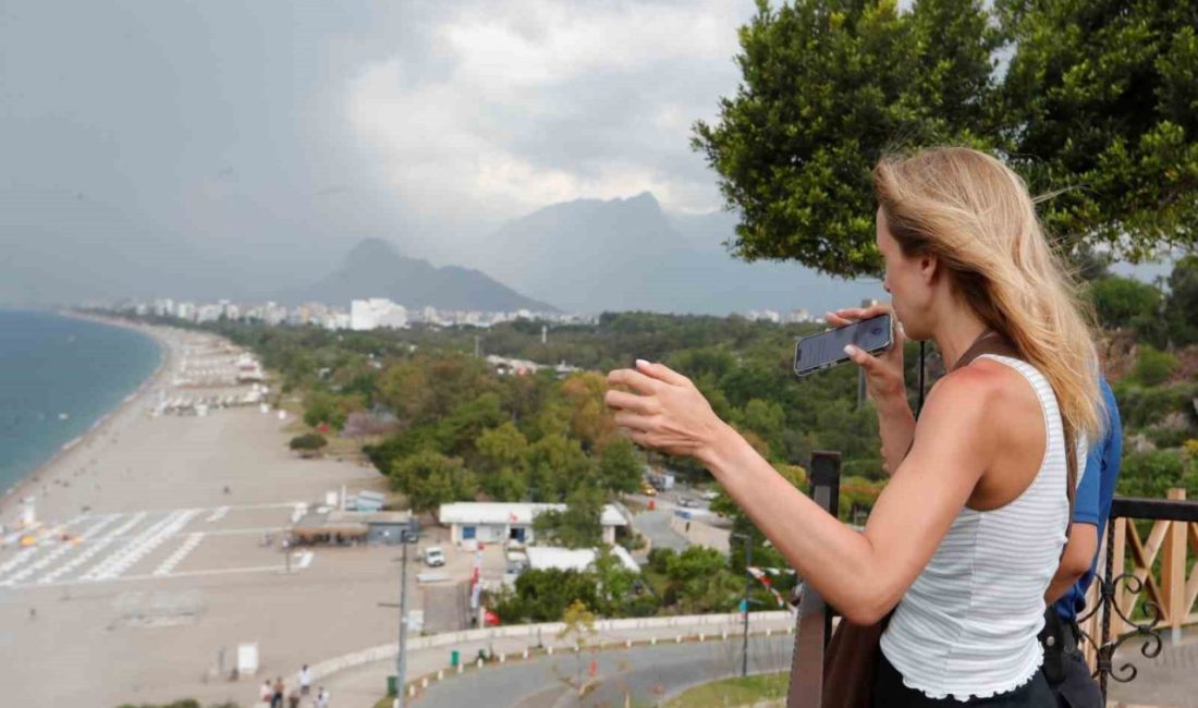 Antalya’da sahilde fotoğraf çekinirken akıllı kol saatini oturduğu yerde unutan
