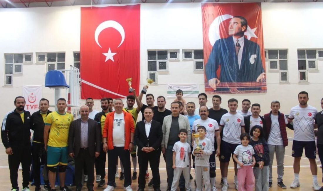 Kaymakam Duru “Kurumlar Arası Voleybol Turnuvası” finaline katıldı Dinar Kaymakamlığı ve Dinar Belediyesi iş birliğiyle düzenlenen “Kurumlar Arası