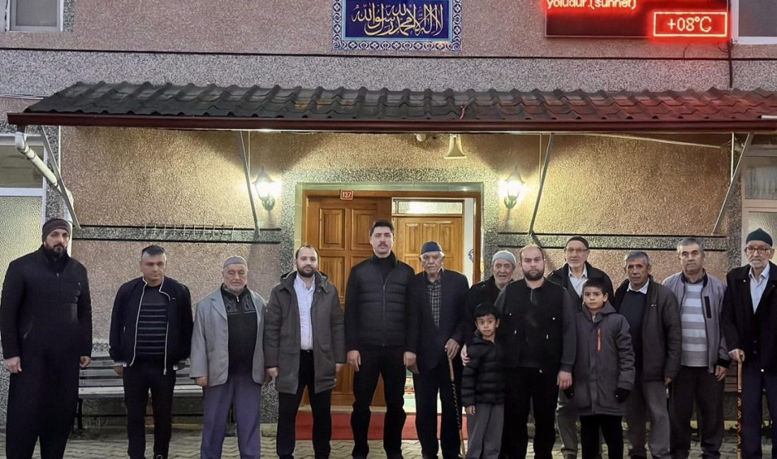Kaymakam Kahraman, sabah namazında vatandaşlarla buluştu Bilecik’in Pazaryeri Kaymakamı Ahmed Tayyib Kahraman, sabahın bereketiyle birlikte gönüllere