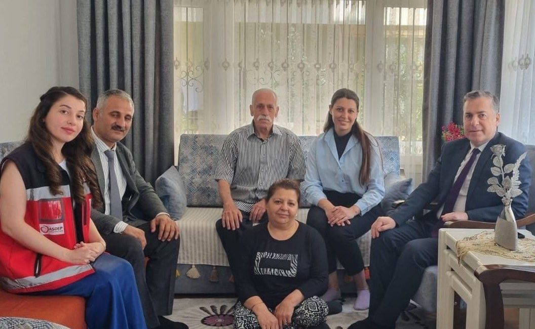 Kaymakam Kapankaya’dan engelli çifte anlamlı ziyaret Turgutlu Kaymakamı Selami Kapankaya, 10-16 Mayıs Engelliler Haftası kapsamında toplumda