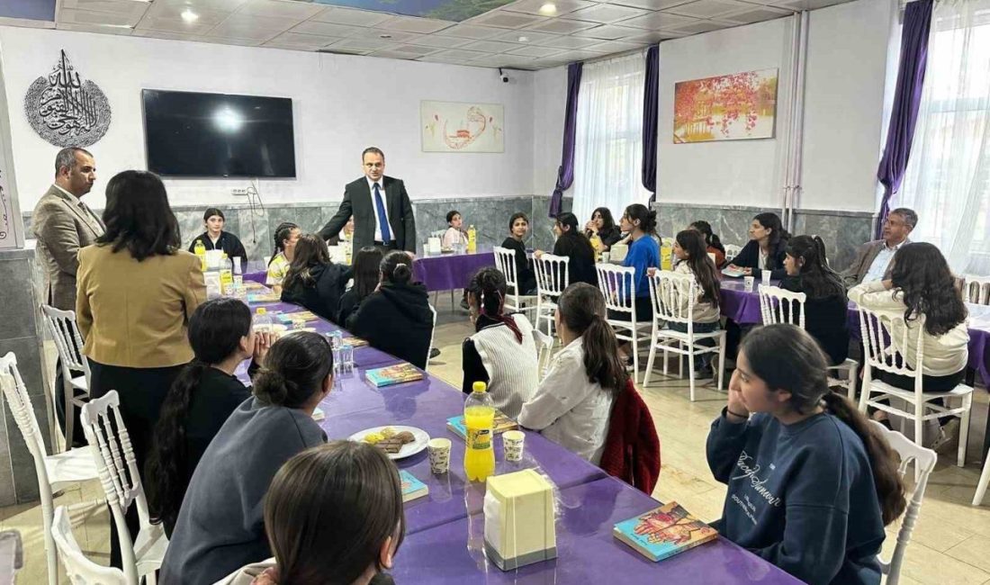Kaymakam Koşansu’dan pansiyonda kalan öğrencilere ziyaret Muş’un Bulanık Kaymakamı Ömer Övünç Koşansu, Bulanık Kız İmam Hatip