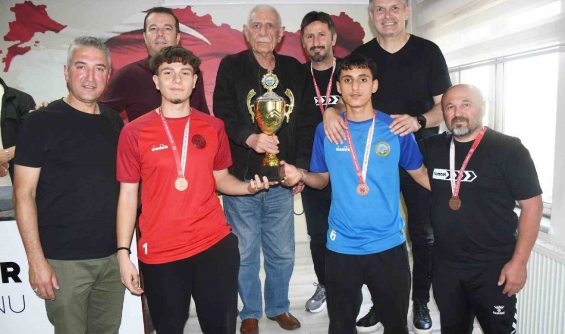 Kayseri Süper U-18 Ligi 2024-25 sezonunda şampiyon olan Kayseri Şekerspor,