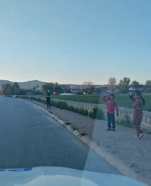 Kayseri’de devriye gezen polis ekiplerini görünce selama duran çocukların hali