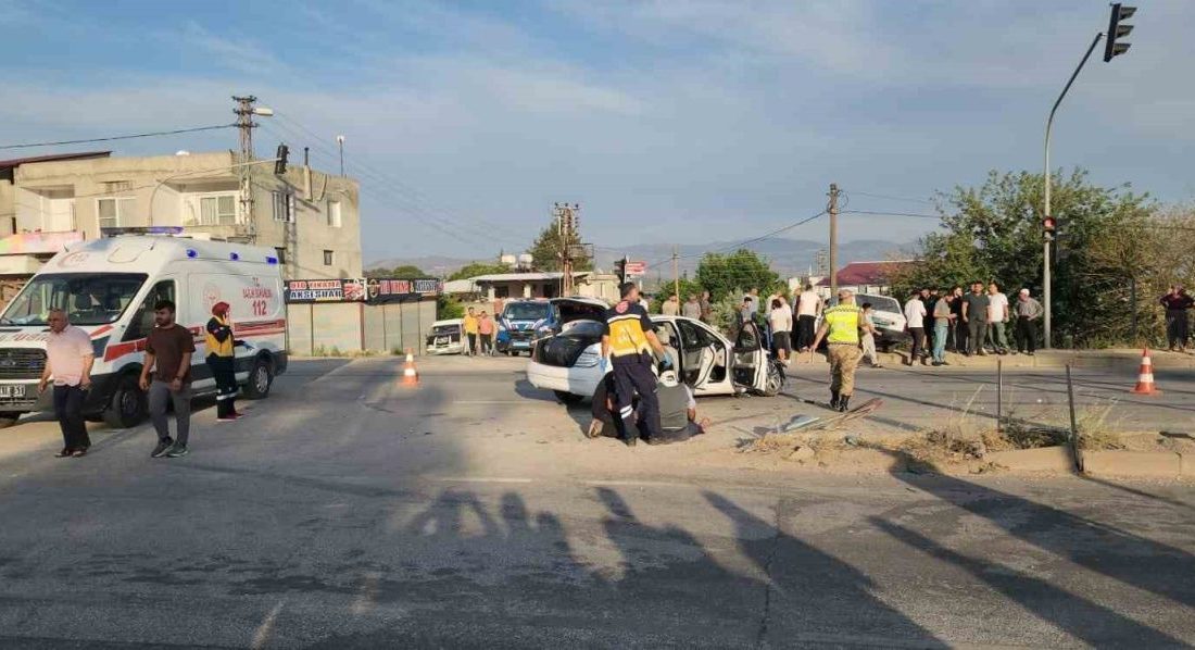 ’Kaza kavşağı’ olarak anılan yerde yine kaza: Vatandaşlar alt geçit istedi Hatay’da 2 otomobilin kavşakta çarpışması sonucu yaşanan kazada 2 kişi