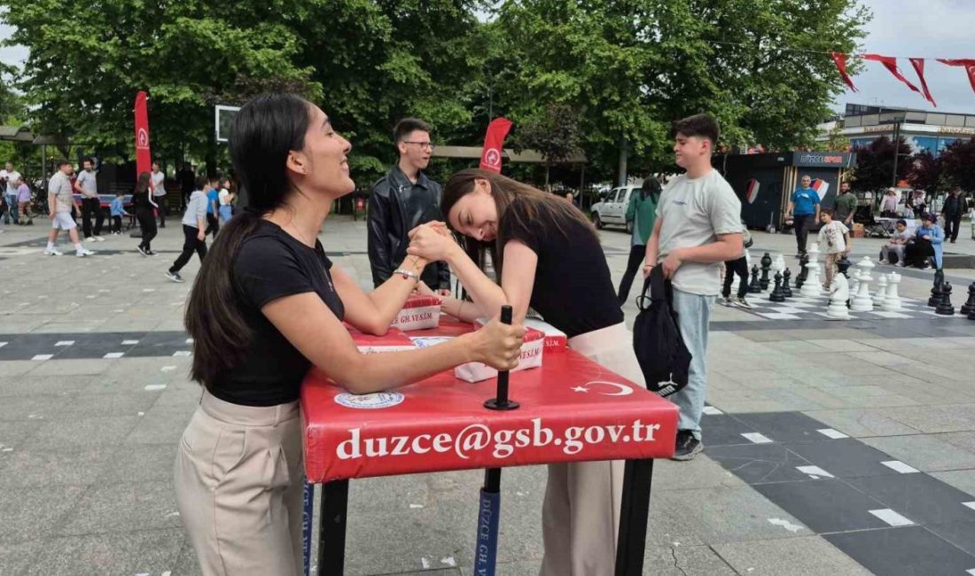 Düzce(İHA) – Düzce’de Gençlik Haftası kutlamaları, şehir merkezinde kurulan spor