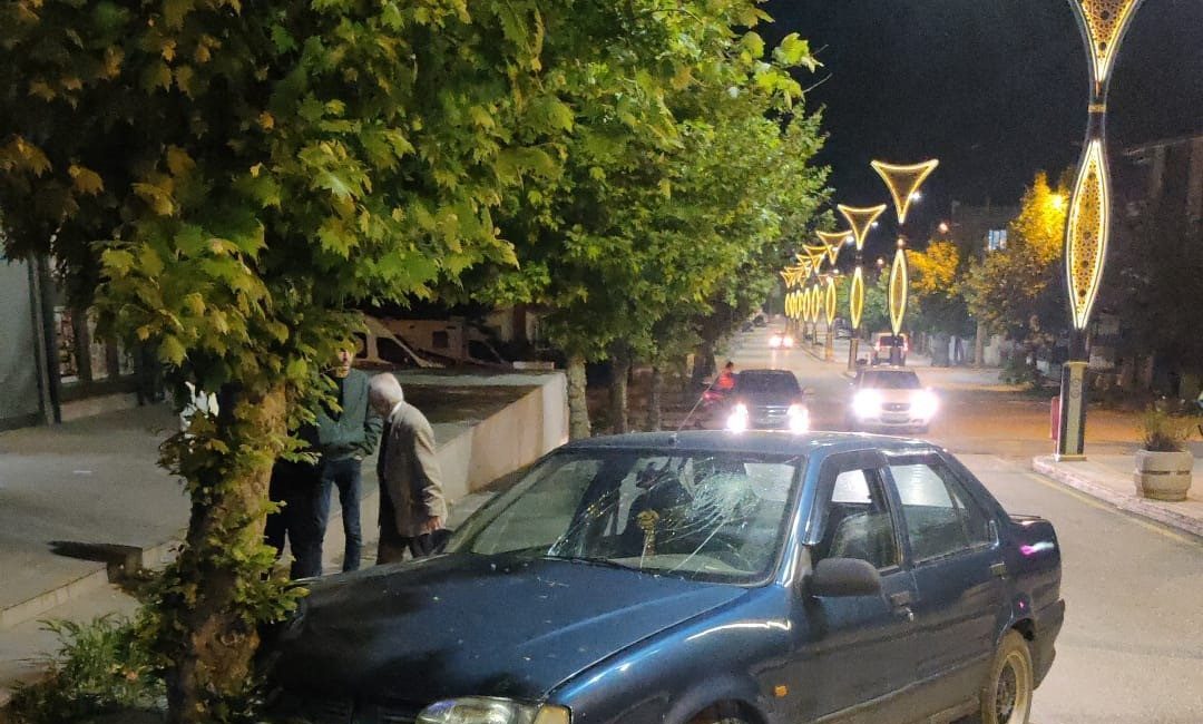Edirne’nin Keşan ilçesinde kontrolden çıkarak kaldırımdaki ağaca çarpan otomobilin sürücüsü