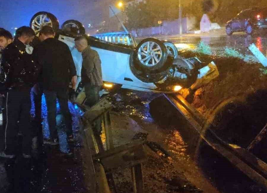 Keşan’da virajı alamayarak bariyerlere çarpan otomobildeki 3 kişi yaralandı Edirne’nin Keşan ilçesinde, virajı alamayarak kontrolden çıkan otomobilin bariyerlere çarpması