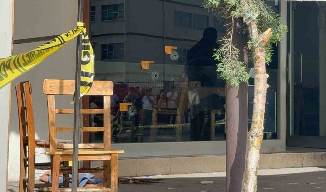 Kıraathanenin önünde oturan gence kanlı infaz Gaziantep’te kıraathanenin önünde oturan 25 yaşındaki genc, motosikletle gelen 2