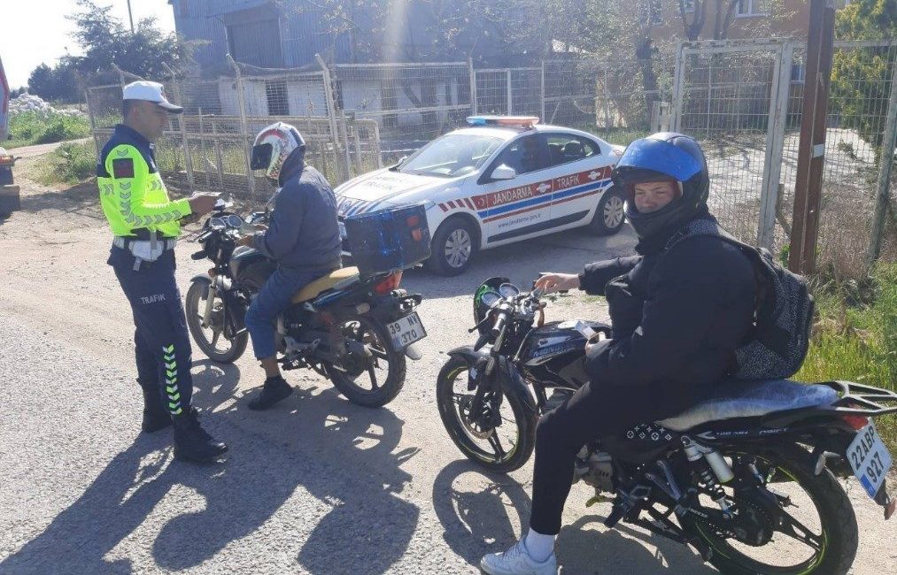 Kırklareli’de trafik denetimi: 435 sürücüye ceza Kırklareli’de jandarma ekiplerince yapılan trafik denetiminde 435 sürücüye işlem yapıldı.