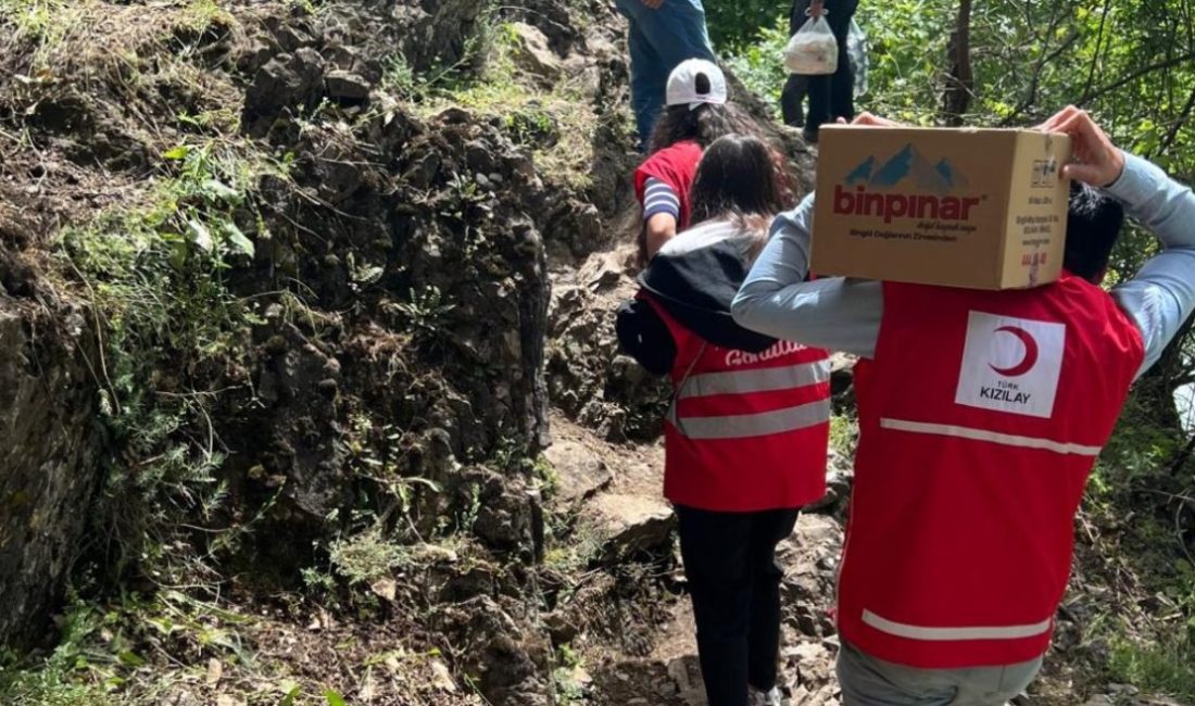 Kızılay ekibinden arama çalışmalarına katılanlara sıcak yemek HAKKARİ (İHA) – Hakkari’nin Yüksekova ilçesinde 10 gündür Avaşin Deresi’nde