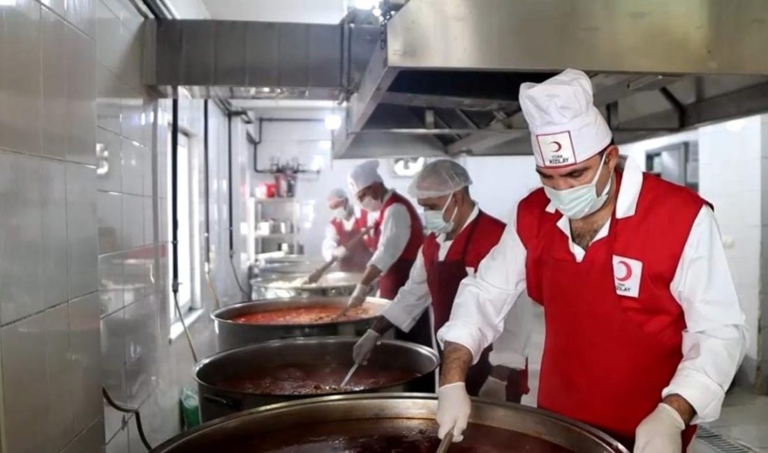 Türk Kızılay Ağrı Şube Başkanı Orhan Tatlı, kentte yürütülen aşevi