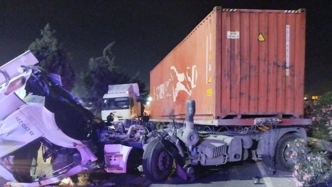 Aliağa ilçesinde konteyner yüklü bir tırın bariyerlere çarpması sonucu meydana