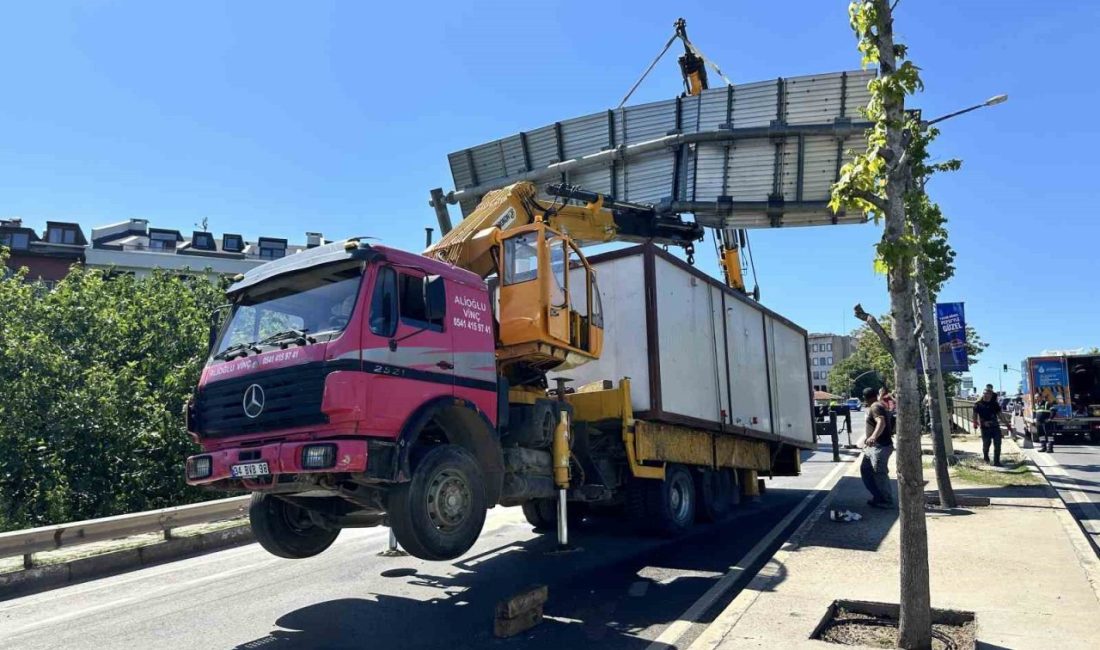 Konteyner yüklü vinç yönlendirme levhasına takıldı, kamyon adeta şaha kalktı Kadıköy’de konteyner yüklü bir vincin bom kısmı seyir halindeyken baş