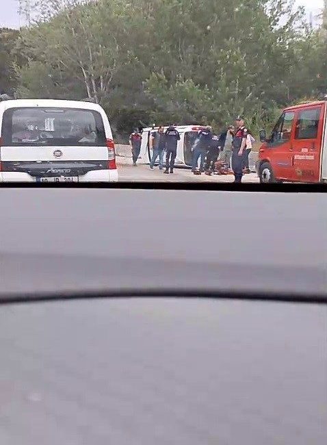 Kontrolden çıkan otomobil takla attı Bursa’da otobanda seyir halinde olan otomobil, sürücüsünün kontrolünden çıkarak takla