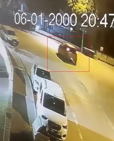 Bursa’da bir sürücü park halindeki araçlara çarptıktan sonra olay yerinden