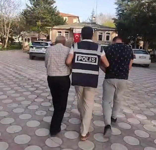 Kayseri’de köpek dövüştüren 2 kişi, polis ekiplerince yakalandı. Edinilen bilgiye