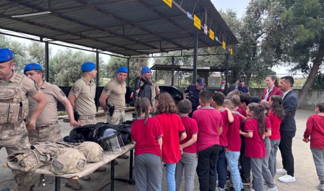 Aydın’ın Köşk ilçesinde öğrenciler Köşk ilçe Jandarma Komutanlığı’nı ziyarete ederek,