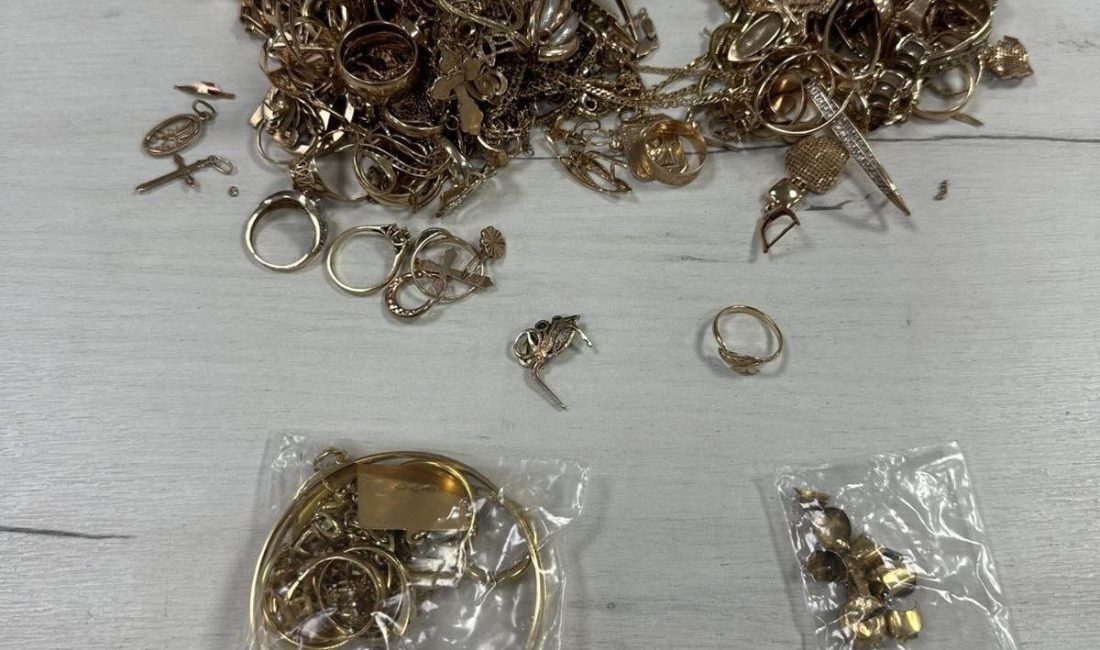 Kot pantolon arasına gizledikleri ve vücutlarına sardıkları 4.6 kilogram altın mücevherle yakalandılar Ukrayna’dan yola çıkarak Bulgaristan üzerinden Türkiye’ye gitmekte olan yabancı plakalı