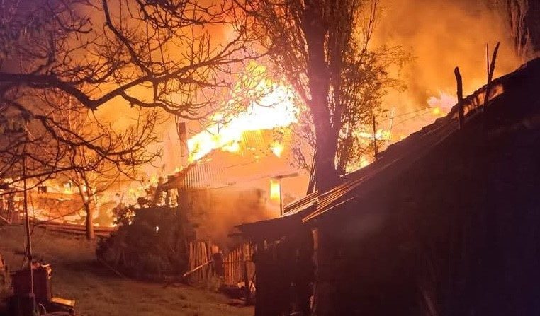 Köyde çıkan yangında 3 ev kullanılamaz hale geldi Çorum’un İskilip ilçesinde çıkan yangında 3 ev kullanılmaz hale geldi.