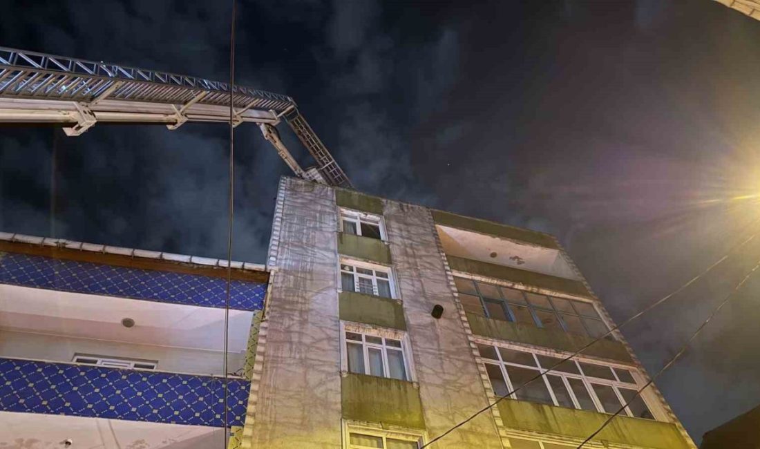 Küçükçekmece’de 7 katlı binanın çatısı alev alev yandı Küçükçekmece’de 7 katlı bir binanın çatısında meydana gelen yangın paniğe