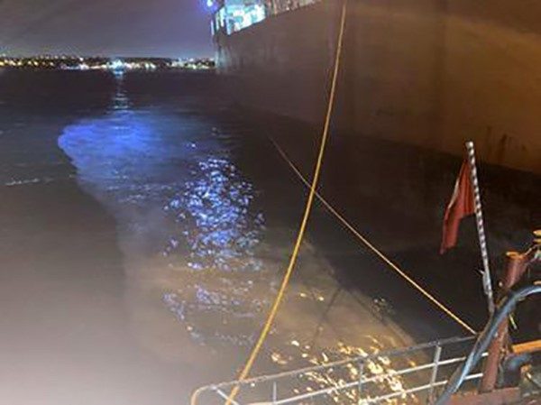 Küçükçekmece açıklarında demirli tankerden sızan madde, deniz yüzeyini kapladı. Kıyı