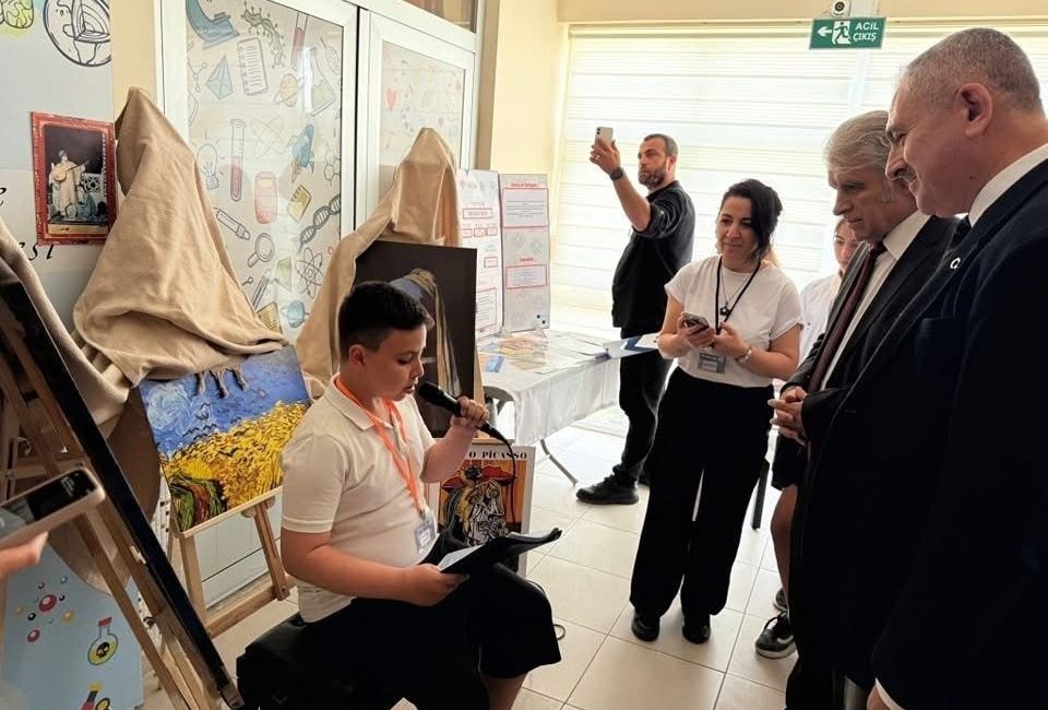 Kuşadası Bilim ve Sanat Merkezi (BİLSEM) tarafından düzenlenen bilim fuarı,