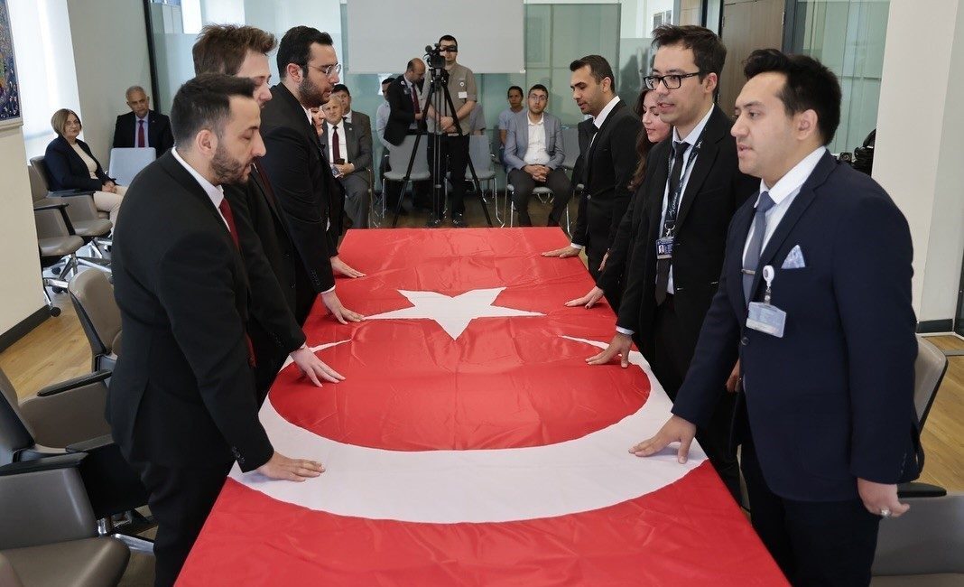 Kütahya Belediyesi’nde aday memur olarak görevine başlayan ve eğitim sürecini