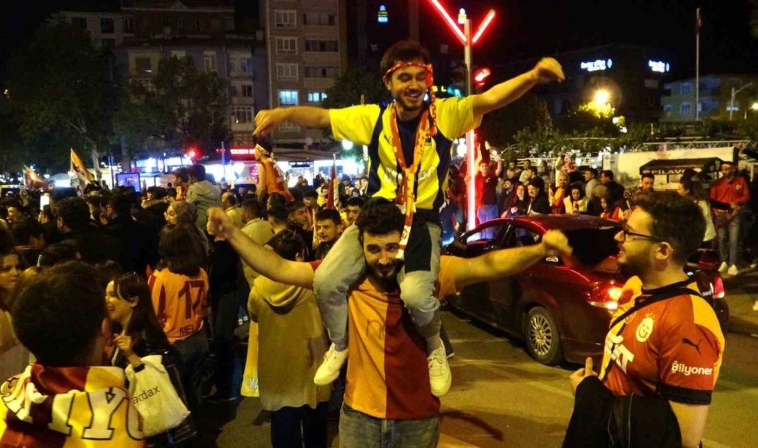 Kütahya’daki kutlamalara Fenerbahçeli taraftar da katıldı Galatasaray’ın Süper Lig şampiyonluğunu ilan etmesinin ardından Kütahya’da binlerce taraftar,