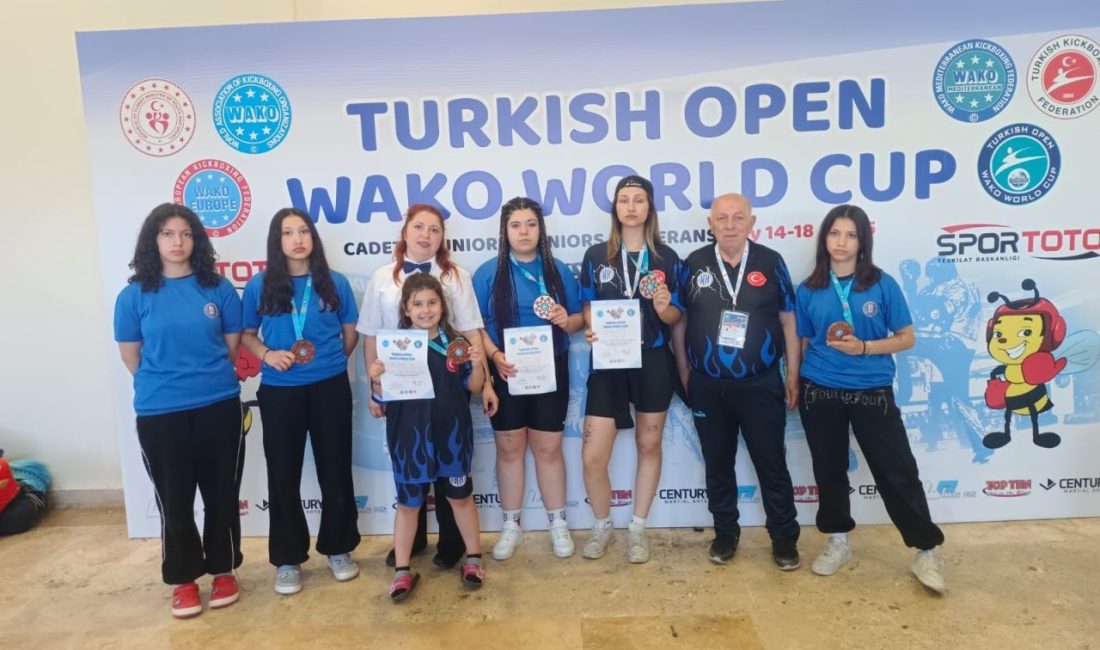 Kütahyalı Kick Bokscular Dünya Kupasında 13 madalya ve kupayı kazandı Antalya’da gerçekleştirilen 43 ülkeden 4 bin civarında sporcunun katıldığı WAKO