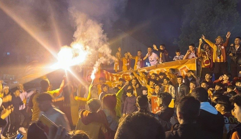 Kütahya’nın Tavşanlı ilçesinde Galatasaray’ın şampiyonluk kutlamaları renkli görüntülere sahne oldu.