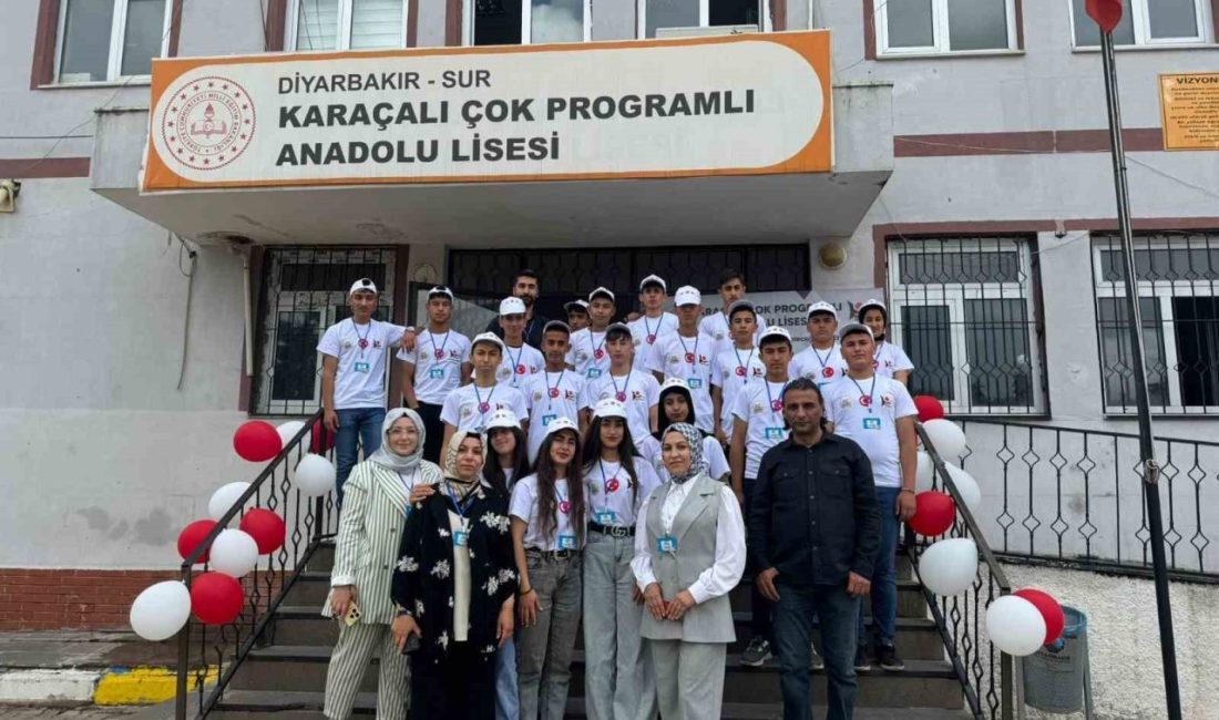 Lise öğrencileri bilimsel çalışmalarını sergiledi Diyarbakır’da lise öğrencileri TÜBİTAK 4006 Bilim Fuarı’nda çalışmalarını sergiledi. Millî