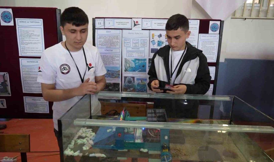 Samsun’da lise öğrencileri denizde plastik atık ve müsilaj toplayan, güneş