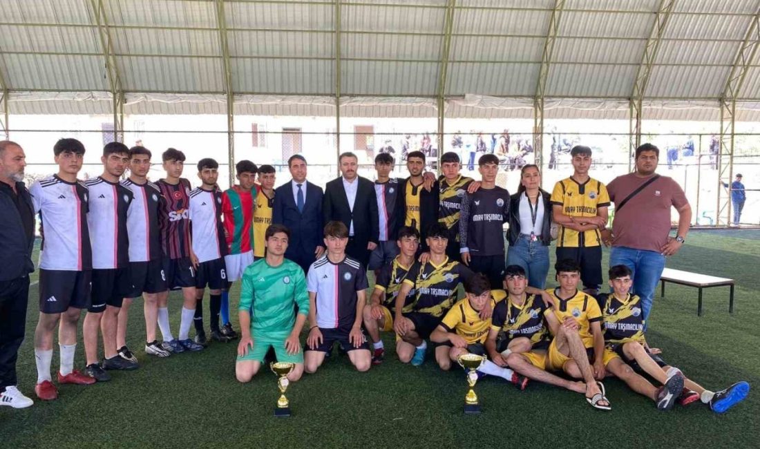 Liseler arası futbol turnuvası birincisi kupasını Kaymakam Yurdagül’den aldı Diyarbakır’ın Dicle ilçesinde Gençlik Haftası etkinlikleri kapsamında liseler arası futbol