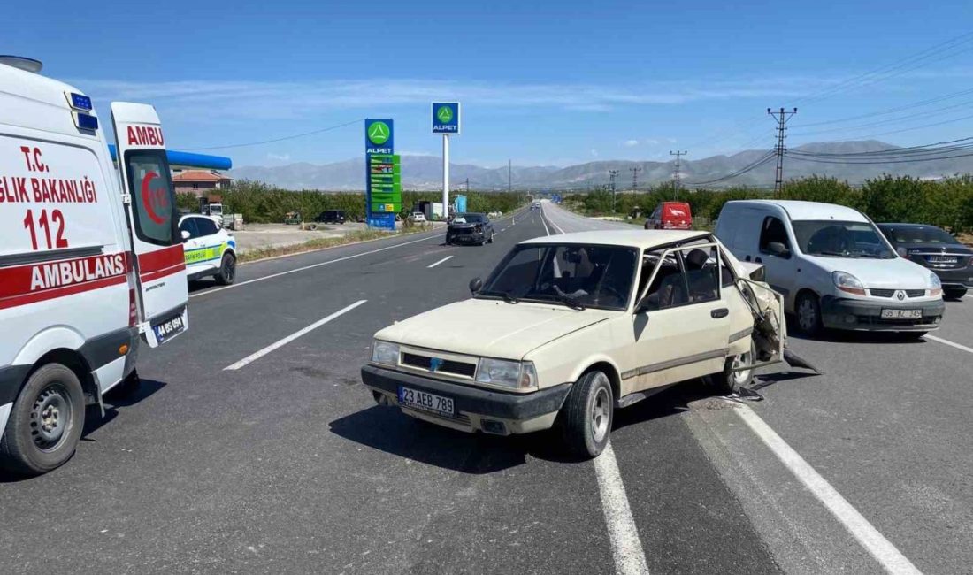 Malatya’da iki otomobil çarpıştı: 4 yaralı Malatya’nın Akçadağ ilçesinde iki aracın karıştığı trafik kazasında 4 kişi
