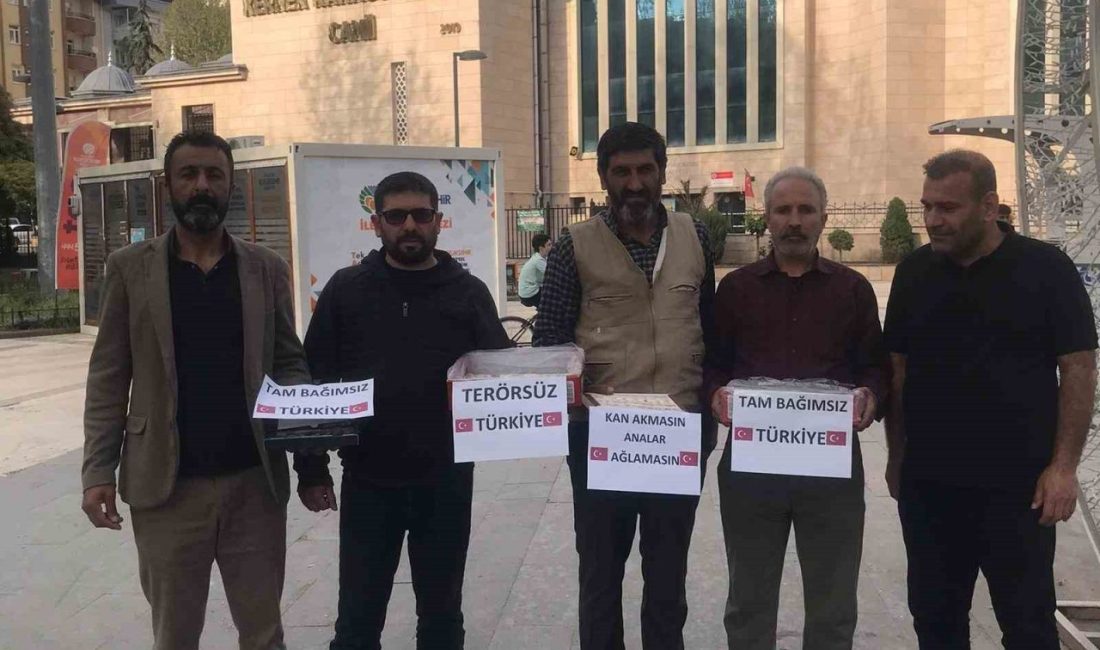 Malatya’nın Kernek Mahallesi’nde bir araya gelen esnaf, terörsüz bir Türkiye