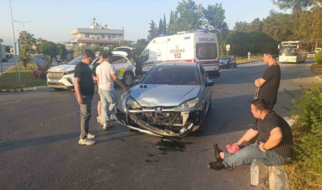 Manavgat’ta 2 otomobil çarpıştı: 3 yaralı Manavgat’ta kontrolsüz kavşakta 2 otomobilin çarpışması sonucu meydana gelen trafik