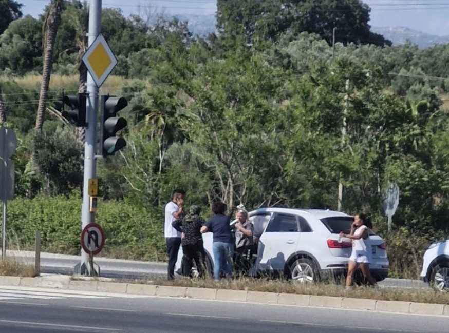 Manavgat’ta kırmızı ışıkta duran kamyonete çarpan otomobildeki sürücü dahil 3