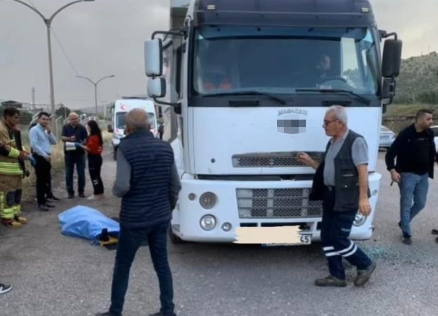 Manisa’da feci kaza: 1 ölü Manisa’nın Soma ilçesinde iki kamyonun arasında kalan işçi hayatını kaybetti.