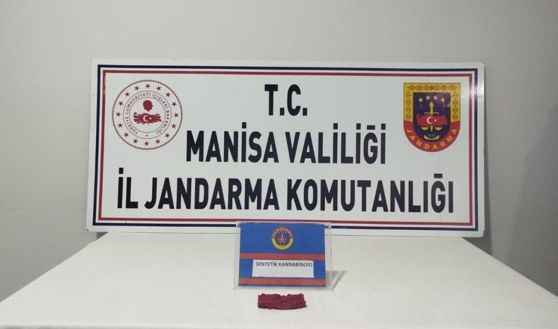 Manisa’da şüpheliden kağıda emdirilmiş uyuşturucu çıktı Manisa’nın Salihli ilçesinde jandarma ekiplerinin şüphe üzerine arama yaptığı şüpheliden