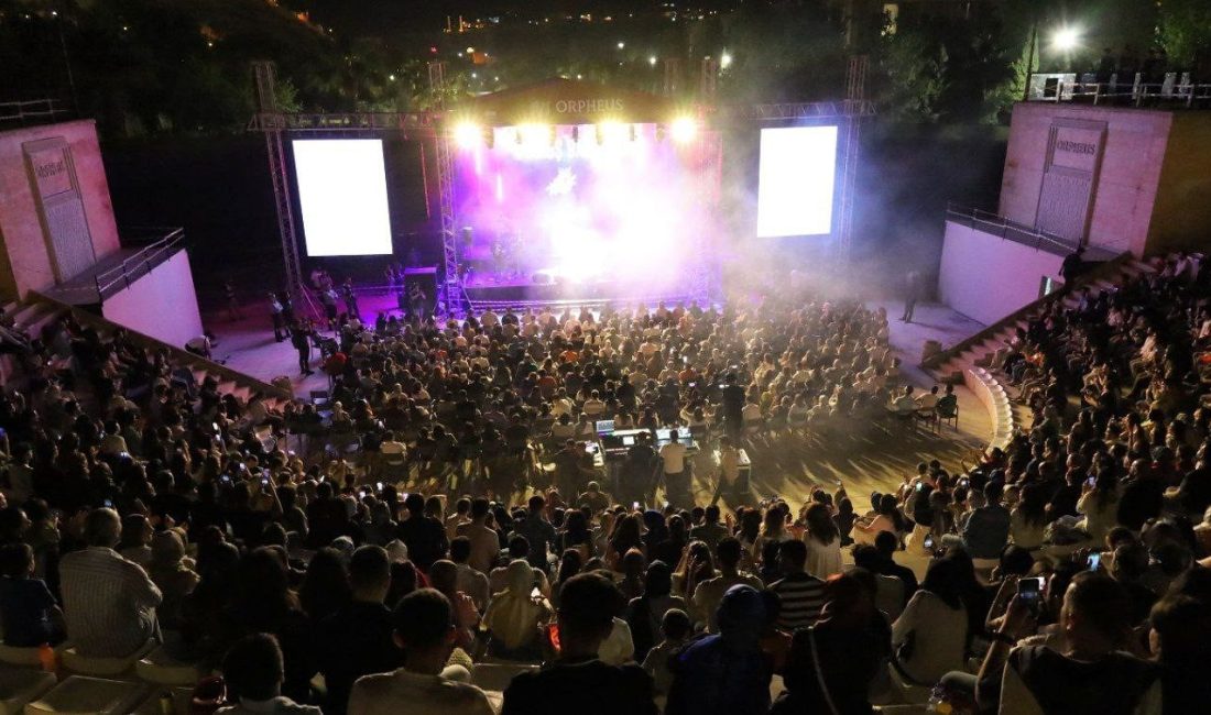 Manuş Baba Şanlıurfa’da hayranları ile buluştu Tarih, kültür, turizm ve müzik şehri Şanlıurfa’da hayranları ile buluşan