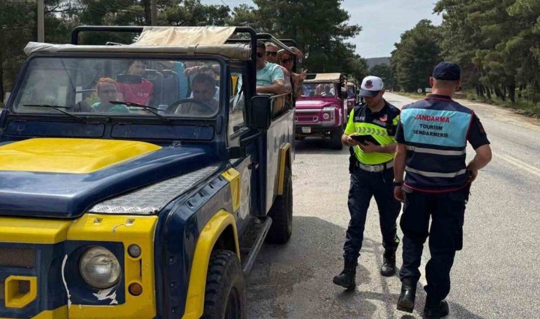 Muğla İl Jandarma Komutanlığı’na bağlı trafik jandarma ekipleri, Marmaris’te faaliyet