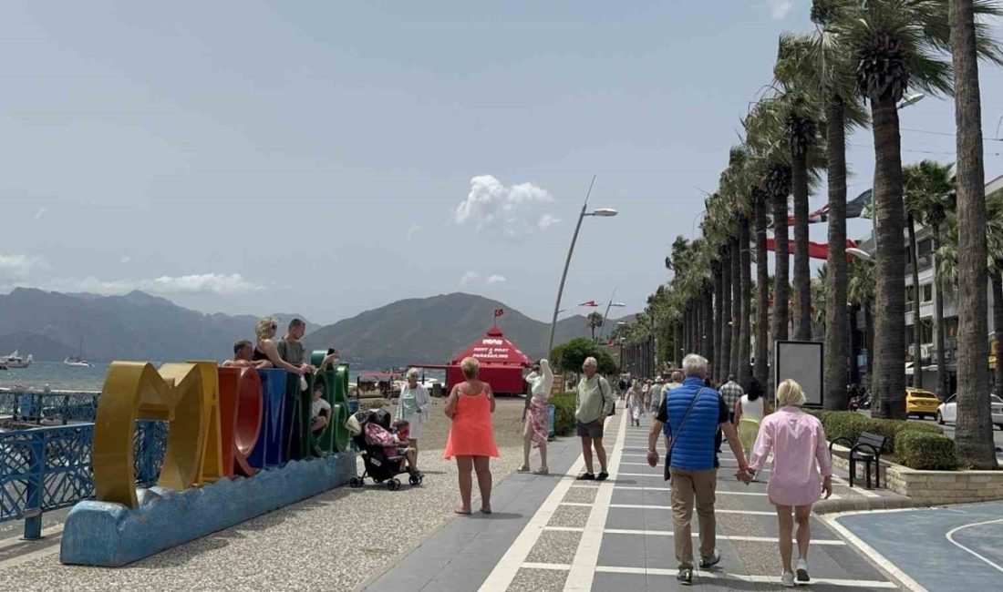 Muğla’nın Marmaris ilçesinde sabah saatlerinden itibaren kuvvetli rüzgar etkili oluyor.