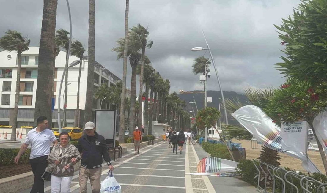 Muğla’nın Marmaris ilçesinde sabah saatlerinde başlayan rüzgar, etkisini artırırken, kuvvetli