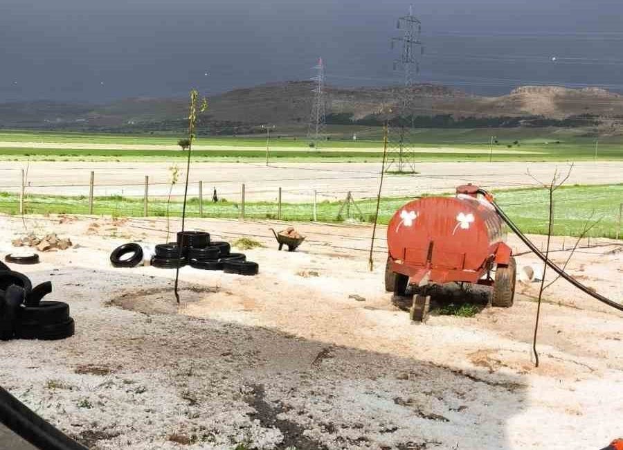 Mazıdağı’nda dolu yağışı hayatı olumsuz etkiledi Mardin’de öğle saatlerinde aniden bastıran dolu yağışı, günlük yaşamı olumsuz
