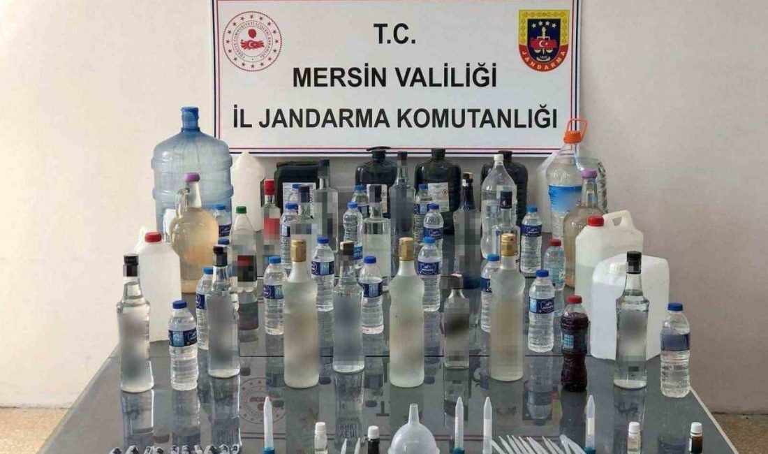 Mersin’de 127 litre sahte içki ele geçirildi Mersin’de jandarmanın düzenlediği operasyonda 127 litre sahte içki ele geçirilirken,
