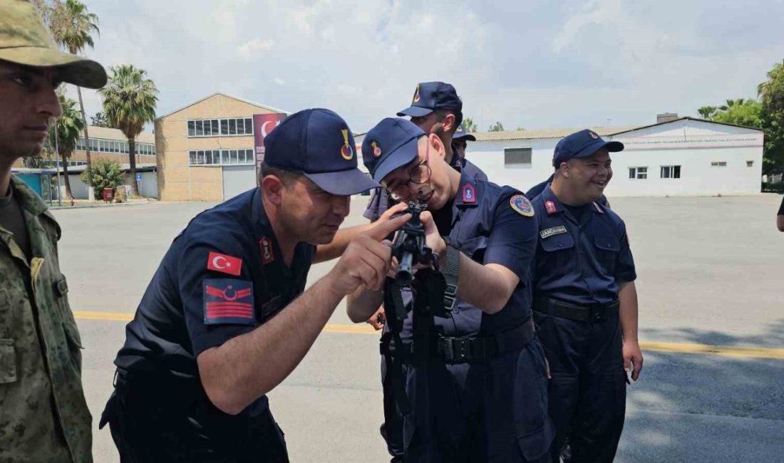 Mersin’de özel bireyler asker olma heyecanı yaşadı Mersin’de özel bireyler 1 günlük temsili askerlik görevini yerine getirdikten